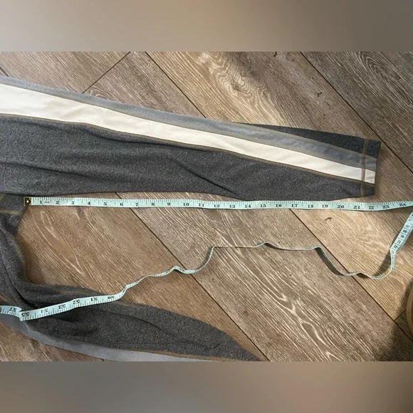 Athleta Women’s Elation Sport Gray and White Striped Leggings - XS - Picture 8 of 9